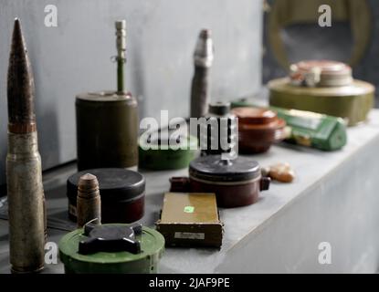 Beaucoup de obus et de roquettes de guerre en Ukraine. Grenades, ATGMS, missiles de croisière. Mine anti-personnel. Territoire dégagé. Déminage par les troupes du terr Banque D'Images