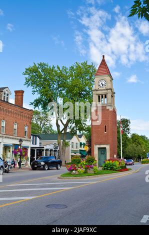 Tour de l'horloge et rue principale (rue Queen) à Niagara-on-the-Lake (Ontario), Canada. Banque D'Images