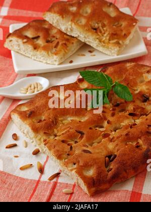 Coca avec anis, amandes et noix de pin. Banque D'Images