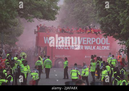 L'équipe du FC Liverpool se fête lors de la parade des bus à toit ouvert à travers la ville après son retour de la finale de la Ligue des Champions à Paris Banque D'Images