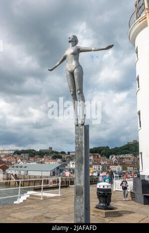 The Diving Belle Statue de Craig Knowles, Lighthouse Pier, Scarborough, North Yorkshire, Royaume-Uni. Banque D'Images