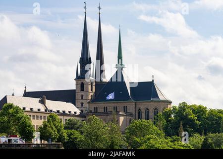 Luxembourg, mai 2022. Détail des spires de la cathédrale notre-Dame dans le centre-ville Banque D'Images