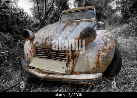 Un ancien et abandonnez Citroen CV2 deux chevaux Banque D'Images