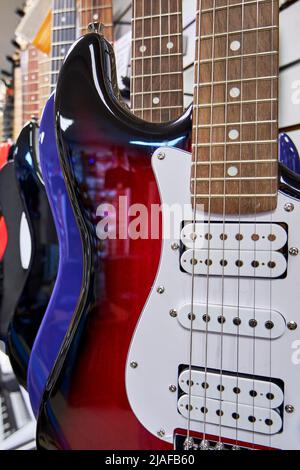 Guitares électriques dans un magasin de musique de près Banque D'Images