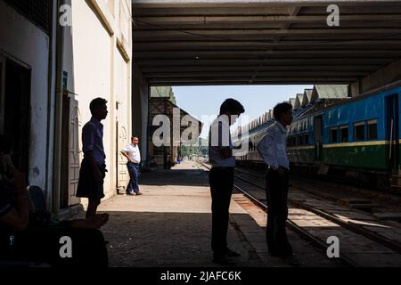 Les gens se tiennent sur une plate-forme à la gare centrale de Yangon. La vie quotidienne dans les rues animées de Yangon. Yangon, l'ancienne capitale du Myanmar, est toujours la plus grande ville et le centre industriel et commercial du pays. La vie quotidienne dans les rues animées et les principaux sites de Yangon, l'ancienne capitale du Myanmar. La ville est toujours la plus grande et le centre industriel et commercial du pays. Banque D'Images