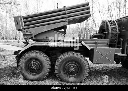 Ryazan, Russie - 9 avril 2022 : système russe de lance-roquettes multiple basé sur le camion de l'armée Banque D'Images