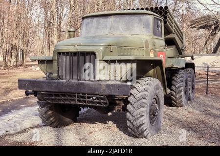 Camion militaire russe URAL équipé d'un système de lance-roquettes multiple Banque D'Images