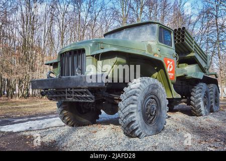 Système russe de lance-roquettes multiple basé sur le camion DE l'ARMÉE DE L'OURAL Banque D'Images