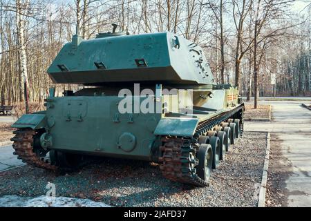 Ryazan, Russie - 9 avril 2022 : obusier russe automoteur dans la vue arrière du parc de la ville Banque D'Images