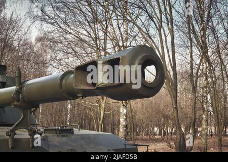 Le canon d'un obusier russe contre le fond des arbres en gros plan Banque D'Images