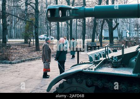 Ryazan, Russie - 9 avril 2022 : canon à canon sur fond de personnes marchant dans le parc Banque D'Images