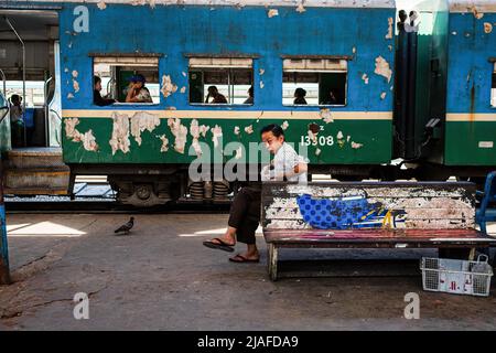 Yangon, Myanmar. 13th janvier 2020. Un homme est assis sur un banc à la gare centrale de Yangon. Train Circle, Yangon Circular Railway, Daily Life dans les rues animées de Yangon. Yangon, l'ancienne capitale du Myanmar, est toujours la plus grande ville et le centre industriel et commercial du pays. La vie quotidienne dans les rues animées et les principaux sites de Yangon, l'ancienne capitale du Myanmar. La ville est toujours la plus grande et le centre industriel et commercial du pays. (Photo par Eduardo Leal/SOPA Images/Sipa USA) crédit: SIPA USA/Alay Live News Banque D'Images