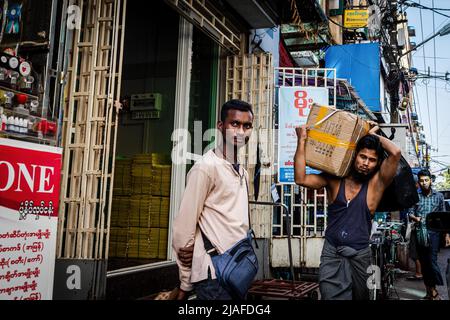 Yangon, Myanmar. 11th janvier 2020. Un homme porte une boîte dans la rue de la ville. La vie quotidienne dans les rues animées de Yangon. Yangon, l'ancienne capitale du Myanmar, est toujours la plus grande ville et le centre industriel et commercial du pays. La vie quotidienne dans les rues animées et les principaux sites de Yangon, l'ancienne capitale du Myanmar. La ville est toujours la plus grande et le centre industriel et commercial du pays. (Photo par Eduardo Leal/SOPA Images/Sipa USA) crédit: SIPA USA/Alay Live News Banque D'Images
