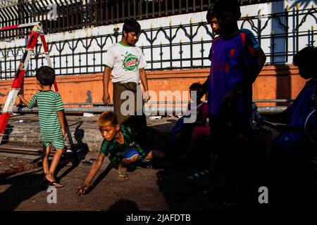 Yangon, Myanmar. 11th janvier 2020. Les enfants jouent à des marbres dans la rue. La vie quotidienne dans les rues animées de Yangon. Yangon, l'ancienne capitale du Myanmar, est toujours la plus grande ville et le centre industriel et commercial du pays.vie quotidienne sur les rues animées et les principaux sites de Yangon, l'ancienne capitale du Myanmar. La ville est toujours la plus grande et le centre industriel et commercial du pays. (Image de crédit : © Eduardo Leal/SOPA Images via ZUMA Press Wire) Banque D'Images