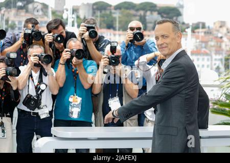 Tom Hanks pose au photocall de 'Elvis' lors du Festival annuel du film de Cannes 75th au Palais des Festivals de Cannes, France, le 26 mai 2022. Banque D'Images