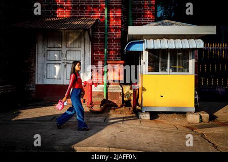 Yangon, Myanmar. 11th janvier 2020. Une femme marche dans la rue. La vie quotidienne dans les rues animées de Yangon. Yangon, l'ancienne capitale du Myanmar, est toujours la plus grande ville et le centre industriel et commercial du pays.vie quotidienne sur les rues animées et les principaux sites de Yangon, l'ancienne capitale du Myanmar. La ville est toujours la plus grande et le centre industriel et commercial du pays. (Image de crédit : © Eduardo Leal/SOPA Images via ZUMA Press Wire) Banque D'Images