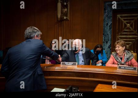 Christopher A. Wray, directeur du Bureau fédéral des enquêtes, à gauche, est accueilli par le sénateur des États-Unis Patrick Leahy (démocrate du Vermont), président du Comité sénatorial américain des crédits, au centre, Et le sénateur américain Jeanne Shaheen (démocrate du New Hampshire), à droite, alors qu'il arrive pour un Sénat Crédits - sous-comité sur le commerce, la justice, la science, Et les organismes connexes audition pour examiner les prévisions budgétaires proposées et la justification pour l'exercice 2023 du Bureau fédéral d'enquête dans l'immeuble du Bureau du Sénat Dirksen à Washington, DC, le mercredi 25 mai 2022. Crédit : RO Banque D'Images