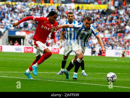 LONDRES, ANGLETERRE - MAI 29 : L-R Brennan Johnson de la forêt de Nottingham et Harry Toffolo de la ville de Huddersfield pendant la finale de jeu de championnat entre Banque D'Images