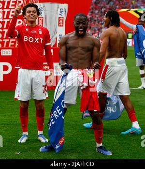 LONDRES, ANGLETERRE - MAI 29:L-R Brennan Johnson de la forêt de Nottingham, Keinan Davis (en prêt de Aston Villa) de la forêt de Nottingham célèbre qu'ils gagnent Banque D'Images