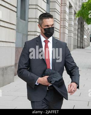 Washington, Vereinigte Staaten. 24th mai 2022. L'agent du FBI Curtis Heide part après avoir témoigné dans le procès USA c. Sussman au tribunal de district du district de Columbia des États-Unis le mardi 24 mai 2022. Crédit: Ron Sachs/CNP (RESTRICTION: PAS de journaux ou journaux New York ou New Jersey dans un rayon de 75 miles de New York) crédit: dpa/Alay Live News Banque D'Images
