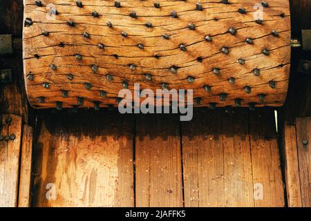 Décortiqueur de maïs ou décortiqueur d'époque utilisé pour séparer les grains des épis de bois et de métal Banque D'Images