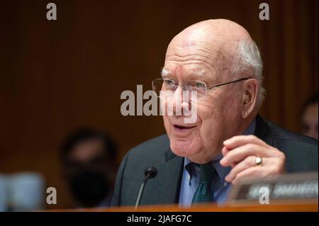 Washington, Vereinigte Staaten. 25th mai 2022. Le sénateur des États-Unis Patrick Leahy (démocrate du Vermont), s'exprime lors d'une audience du sous-comité des crédits du Sénat avec le directeur du Bureau fédéral d'enquête Christopher Wray sur le budget de l'exercice 2023 du FBI au Capitole des États-Unis à Washington, DC, le mercredi 25 mai 2022. Crédit : Bonnie Cash/Pool via CNP/dpa/Alay Live News Banque D'Images