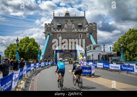 L'événement a eu lieu pour la première fois depuis 2019 et la route a pris environ 20 000 participants dans l'Essex et à travers Londres. Banque D'Images