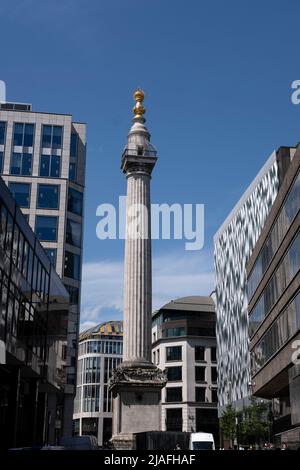 Monument, Sir Christopher Wrens, monument doré au sommet d'une flamme du Grand incendie de 1666 le 17th mai 2022 à Londres, Royaume-Uni. Banque D'Images