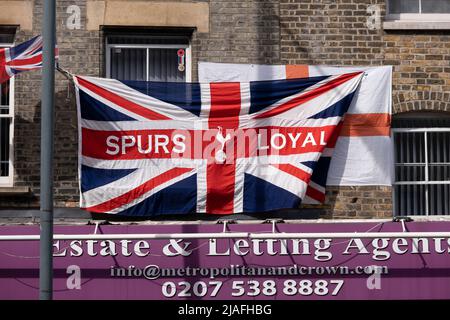 Drapeau de l'Union Jack, fidèle, suspendu d'un appartement au-dessus des boutiques le 18th mai 2022 à l'est de Londres, au Royaume-Uni. Tottenham Hotspur football Club, communément appelé Spurs, est un club de football anglais professionnel basé à Tottenham, qui rivalise dans la Premier League. Banque D'Images