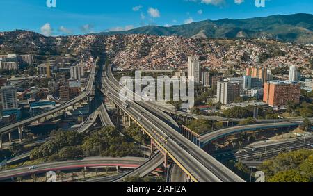 CARACAS, VENEZUELA - MAI 2022 - vue panoramique aérienne du distributeur la Arana, vue panoramique de l'autoroute Francisco Fajardo à Caracas, Venezuela Banque D'Images