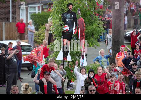 Des découpes de carton des joueurs sont disposées dans les rues pendant que l'équipe du FC Liverpool célèbre lors du défilé de bus à toit ouvert à travers la ville Banque D'Images