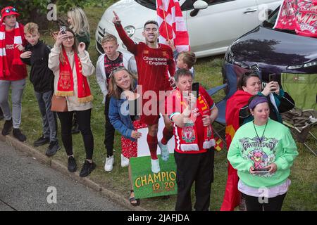 Une découpe de carton de Roberto Firmino est tenue par un fan alors que l'équipe du FC Liverpool célèbre lors du défilé de bus à toit ouvert à travers la ville de Liverpool, Royaume-Uni, le 5/29/2022. (Photo de James Heaton/News Images/Sipa USA) Banque D'Images