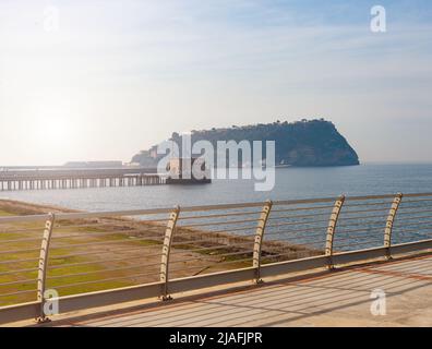 Naples - Italie - 17 mars 2022:vue et détails du quai de l'ancien Italsider di Bagnoli, une aciérie abandonnée en 1992 Banque D'Images