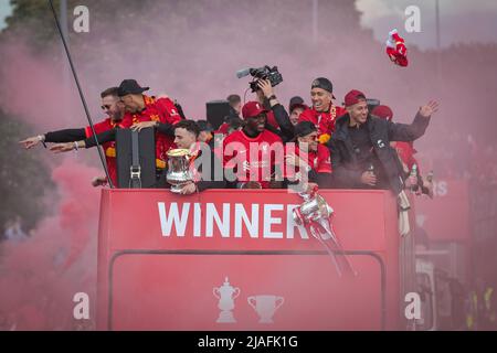 L'équipe du FC Liverpool se fête lors de la parade des bus à toit ouvert à travers la ville après le retour de la finale de la Ligue des champions à Paris à Liverpool, Royaume-Uni, le 5/29/2022. (Photo de James Heaton/News Images/Sipa USA) Banque D'Images