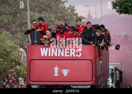 L'équipe du FC Liverpool se fête lors de la parade des bus à toit ouvert à travers la ville après le retour de la finale de la Ligue des champions à Paris à Liverpool, Royaume-Uni, le 5/29/2022. (Photo de James Heaton/News Images/Sipa USA) Banque D'Images