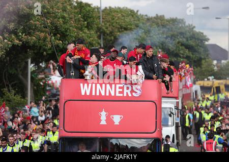 L'équipe du FC Liverpool se fête lors de la parade des bus à toit ouvert à travers la ville après le retour de la finale de la Ligue des champions à Paris à Liverpool, Royaume-Uni, le 5/29/2022. (Photo de James Heaton/News Images/Sipa USA) Banque D'Images