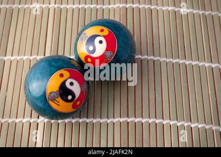 Deux boules baoding avec le symbole yin yang Banque D'Images