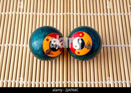 Deux boules baoding avec le symbole yin yang Banque D'Images