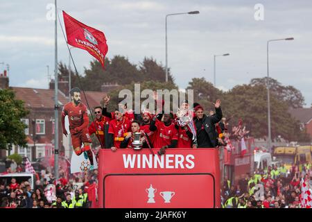 L'équipe du FC Liverpool se fête lors de la parade des bus à toit ouvert à travers la ville après son retour de la finale de la Ligue des Champions à Paris Banque D'Images