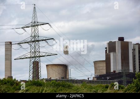 Centrale électrique à feu de lignite RWE Weisweiler à NRW. Tour de refroidissement à vapeur avec Pylône haute tension à côté Banque D'Images