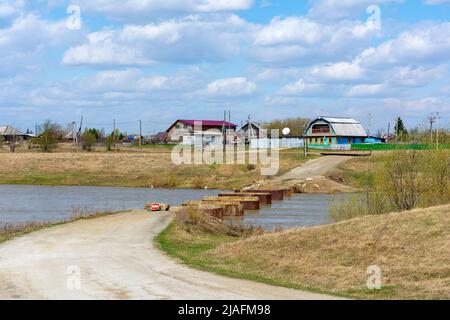 Pont automobile détruit au-dessus de la rivière Yaya dans le village de notre mère-patrie, région de Kemerovo-Kuzbass Banque D'Images