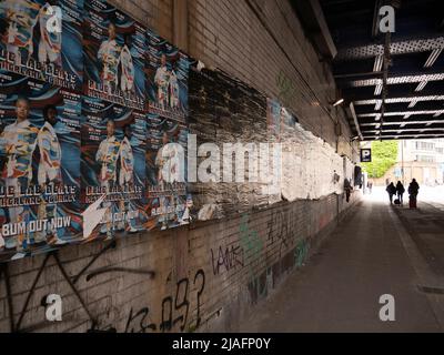 Vol non autorisé à Londres. Tunnel dans le centre de Londres couvert d'affiches volent Banque D'Images