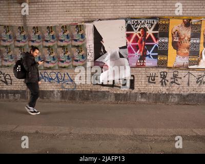 Vol non autorisé à Londres. Tunnel dans le centre de Londres couvert d'affiches volent Banque D'Images