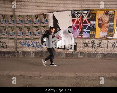 Vol non autorisé à Londres. Tunnel dans le centre de Londres couvert d'affiches volent Banque D'Images