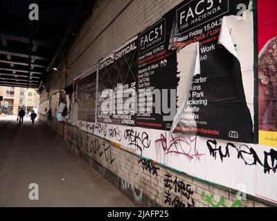 Vol non autorisé à Londres. Tunnel dans le centre de Londres couvert d'affiches volent Banque D'Images