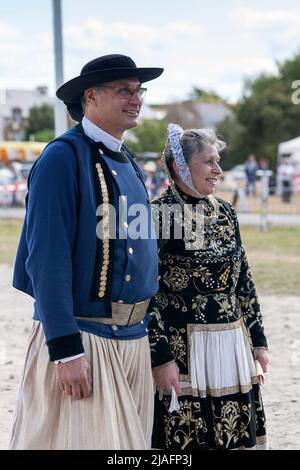Plonévez-Porzay, France - 29 août 2021 : vieux couple vêtu traditionnel breton pendant la grâce de la chapelle Sainte-Anne-la-Palud. Banque D'Images