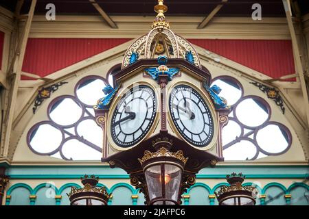 Halifax West Yorkshire, horloge du marché intérieur du centre-ville Banque D'Images