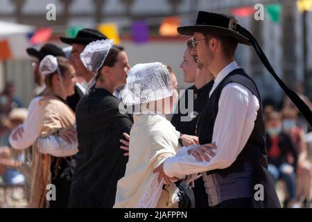 Morlaix, France - 18 juillet 2021 : danseurs bretons en costumes et coiffures traditionnels. Banque D'Images