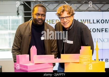 30 mai 2022, Berlin: Roland Prejawa (r), directeur général UrbanContemporary, et Baye Fall, fondateur du projet d'art de rue "tout ce que nous avons écrit", regardent l'appareil photo du photographe au début d'un événement de presse pour le projet d'art de rue "tout ce que nous avons écrit". De 02.06.2022 à 26.06.2022, la bande verte entre la station de métro Wittenbergplatz et la station de métro Uhlandstraße montrera un voyage de New York, Paris, Amsterdam et Sao Paulo à Berlin avec graffiti art. photo: Christoph Soeder/dpa Banque D'Images