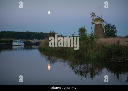 Norfolk Broads Norfolk Dawn England May 2022 usine de drainage de la fée de gazon sur la rivière Ant à How Hill sur les broads de Norfolk. Le moulin de drainage a été construit un Banque D'Images